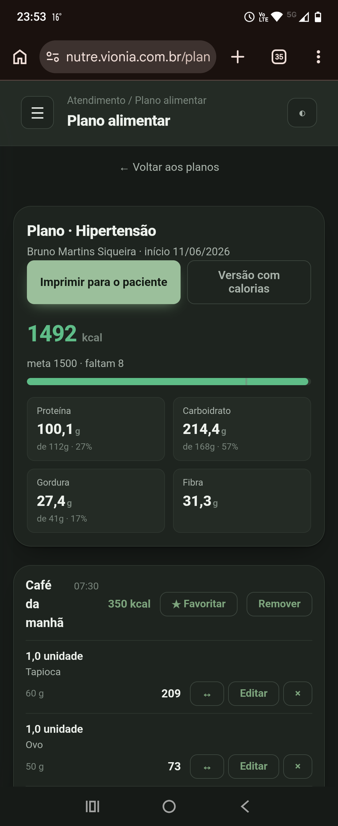 Plano alimentar com total calórico e macros atualizando enquanto você monta.